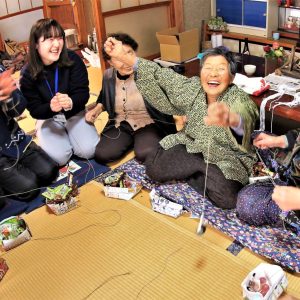 今日は村の地域で宝引きゲーム。
若い応援隊も加わり、伝統の宝引き。
始まるとついつい夢中になり、時間も歳も忘れて
歓喜、歓喜。いや〜楽しそうですね。