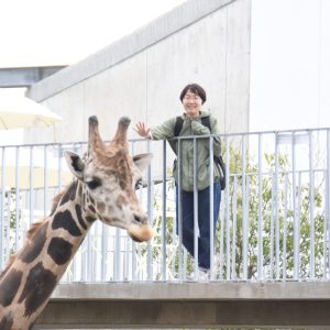 アミメキリンを見に行きました。なんとかキリンと撮れないかと試行錯誤し、チャンスを待ちました。そしてその瞬間がやってきました。もう二度と撮れないと思うキリンとの2ショット。幸せな時間でした。