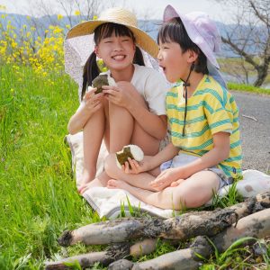 れんこん堀をした後に手足を洗ってそのまま畑の横でおにぎりを食べました。お腹がぺこぺこになるまで夢中で掘っていたので大きなおにぎりもぺろりと食べていたね♪