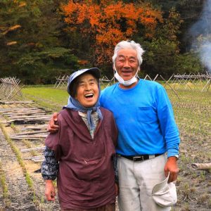 大変仲のいいご夫婦。稲柄の天日干しも終り、「母ちゃん、有り難うな、今年も母ちゃんのお陰だよ…」と笑いながら、母ちゃんを抱きしめておりました。
こんな、ご夫婦がいいな…とつい、考えてしまいました。