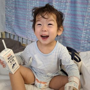 入院して大好きな牛乳が長い間お預けでした。
ようやく先生からOKがもらえて大好きな牛乳をひと口ごくり!!
たまらんちゃけどこれー!って幸せタイムの写真です。
この笑顔をみて私も幸せいっぱいになりました。