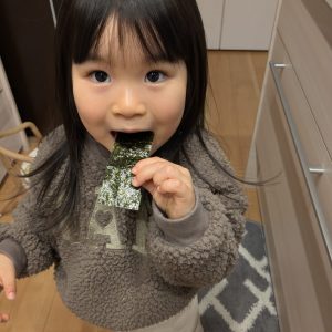 海苔が大好きな3歳の長女。
おやつの時間になると「のりたべた〜い。」とおねだり。
お菓子やアイスよりも海苔が好きなようです。