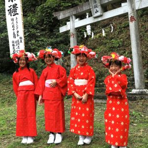 地域の秋まつり、参加する子ども達も少くなり、他地域から募集せざるを得ない時代。
この日花ぐるまとして参加した女の子たちも遠方からの参加者ばかりでしたが、始まると皆さん徐々に打ち解けて、笑顔になってきました。
さっそく、記念にと鳥居の前にて皆でワンショット。
身振りは、皆さん、不揃いでしたが、やんわり笑顔でとてもいいスタートになりました。