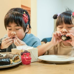 いつもならワイワイしている食卓が唯一静かな日。
今年の恵方巻きは目を閉じて、真剣にお願いをしながら静かにもぐもぐしてきました。そんな2人の姿が愛おしい節分の一コマです。