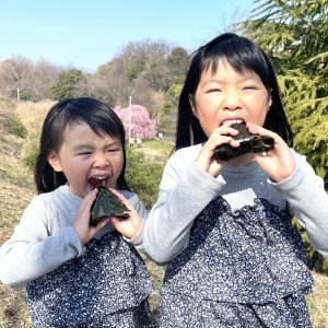 大きなおにぎりに思いっきりかぶりつく、
自然の中で広がる“おいしい”時間。三角おにぎり大好きな2人です。