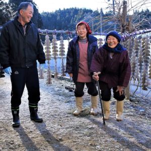 鮫川村では、冬は凍み餅づくりが盛んです。たけばあちゃんの家では、餅つき、餅きりも終えて、水に浸したあと寒い夜に凍らせます。朝に取り入れ、後は乾燥させるのです。お母さんとお父さんか中心になり、おばあちゃんも協力して完成させるのです。この日、凍らせた餅を取り入れる作業中でした。