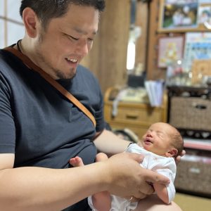 我が子が産まれ幸せなパパ。
パパに抱っこされて嬉しいボク。