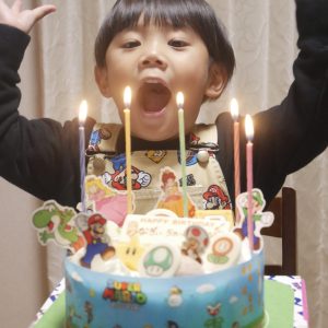 5歳のお誕生日を家族みんなでお祝い。息子のおかげで毎日楽しく幸せに過ごせています。お誕生日おめでとう。