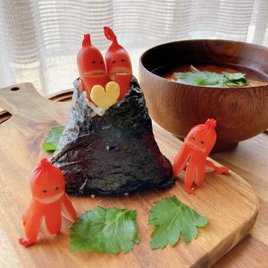 おにぎりの上に大好きな真っ赤なタコさんウインナーをのせ
真っ黒な海苔のコートを羽織ったら
小さな幸せがギュッとひとつのおにぎりに
一口食べればお腹の中から幸せ一杯!