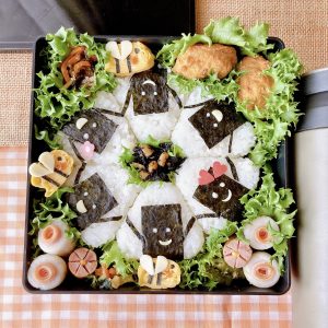 家族でピクニック
お弁当の蓋を開けたら、おにぎりたちが手をつないでダンスandダンス!見た瞬間みんな思わず笑顔になって、一気に「幸せ」の輪が広がったピクニックランチに。
お花畑みたいなレタスに、元気に飛び回るミツバチさん。青空の下で笑いながら食べるごはんは、何よりの幸せでした。