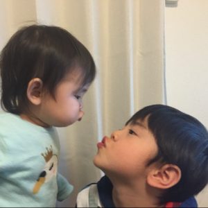 お兄ちゃんが大好きすぎて、チュウしに行く妹
いつも仲良くて幸せの瞬間が撮れて母大満足!!です。