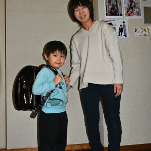 私の次男の孫がピカピカのランドセルを見せたいということで、訪れてくれました。家族写真を貼っている壁をバックに次男の嫁(ママ)と記念撮影。とても幸せを感じました。私の次男と孫のパターンも撮影しましたが、次男が大きくて壁の写真がかくれてしまうので、ママと一緒の分で応募しました。