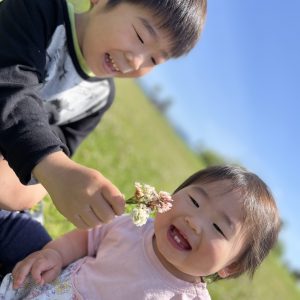 公園で春を見つけたよ。兄から妹へプレゼント!しかし…この後妹はお花を食べようとしました♪