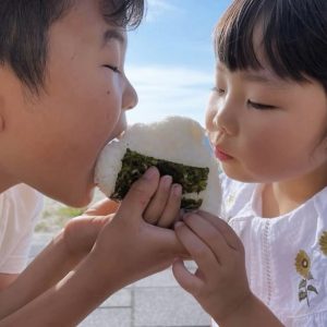 海で遊んだ後に食べたおにぎり。お腹空いていたのか2人とも美味しそうに1つずつ食べ終わり、残り1個。2人とも「食べたい!」と。「じゃあ一緒にたべよう」とお兄ちゃんが言い2人であ〜ん!幸せそうにおにぎりを食べていたので思わず写真を撮りました。