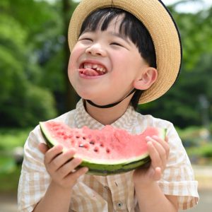 大好きなスイカを公園で食べました。