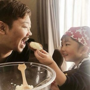 娘が初めて作ったおいなりさん。酢飯をお揚げの中に上手く詰めれず途中涙したけど、無事に出来上がり、できたてをパパへあ〜ん!
おいしい!と喜んでもらえてとっても嬉しそうにしていた娘。パパも今まで食べた中で一番のおいなりさん!と幸せそうにしていました。