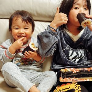 姉と弟で仲良く恵方巻を食べてました。