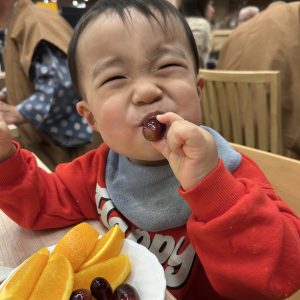 冬休みに家族で温泉旅行に行きました。
バイキングで大好きな果物たくさん食べれて
幸せそうな我が子でした。