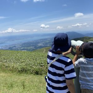 大好きなおばあちゃん。いつも別れ際は泣いてしまう息子。それをみて、毎回なんだかしあわせだなぁと思います。