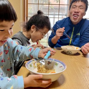 土日のお昼はたいてい麺です。インスタントでもこんなにおいしそうに食べてくれてありがとう!