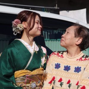 小さい頃は甘えん坊で
おばあちゃんに
くっ付いていた娘も
20歳になりましたよ
これからは
素敵な女性になり
頼もしい看護師になってね