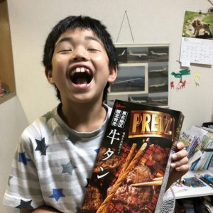 友達からお土産もらって素直に笑顔に。