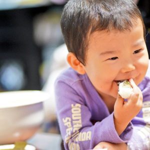 一緒に作ったおにぎり🍙速攻、息子の口に入っていきます!!