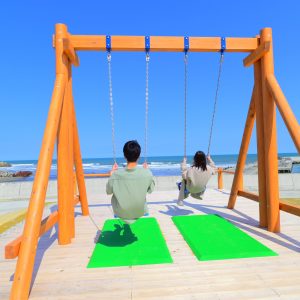 ある町の海岸沿いに「絶景のブランコ」と名付けられた二基のブランコがあります。ここで時間を過ごす若いカップルを見て、わたしは勝手に「幸せのブランコ」と呼ぶことにしました。