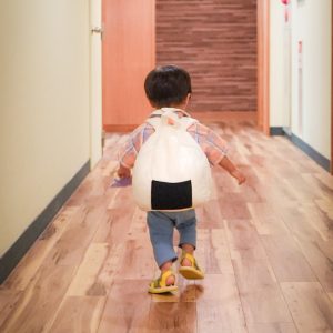 息子愛用のおにぎりリュック!(一升餅を背負う時に買いました)そのおにぎりリュックを背負って歩く後ろ姿が可愛くていつもほっこり幸せな気持ちになります。