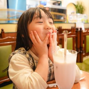 大好きないちごオレを飲んで幸せそうな娘。
こちらまで幸せな気持ちになりました。