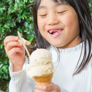 大好きなアイスを食べてこの表情。食べている時が一番幸せそうです。