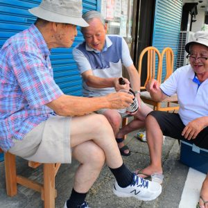 縁日で、道路まではみ出して「酒を注ぐ」姿はうらやましい限りです。