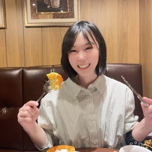 大好きなパンケーキを頬張って幸せいっぱいな1枚です