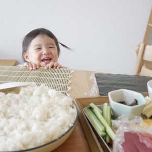海苔巻き作りの準備をしていたら
娘が「一緒に作りたいな」と
テーブルにひょっこり顔を出してにこにこでした♪