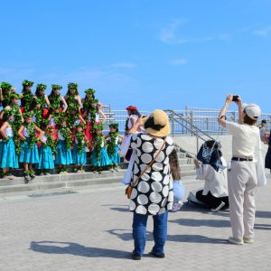 イベントで。フラの縁起を終えて、記念撮影に臨むフラガールたち。