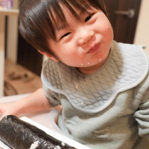 節分に恵方巻き!大きい恵方巻き1本にかぶりつき、しあわせ笑顔♡