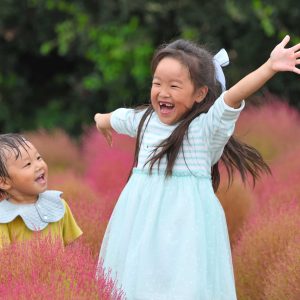 長かった暑い夏から秋になり、公園に行って姉弟で楽しく遊んでる。