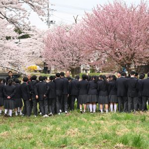 満開の桜の下で「記念撮影」する後ろ姿に、青春のひと時の、すばらしさ、幸せを心から感じました。