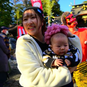 節分祭の日。赤鬼をバックに母子をスナップ。