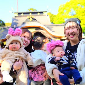 節分祭が行われた神社本殿前で、二組の母子をスナップ。
子育て真っ最中の笑顔が素敵だな~~!!