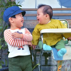 甥っ子のお兄ちゃんの方が弟を笑わしているところです。