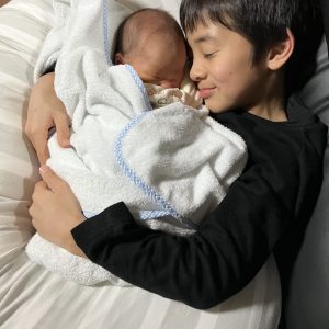 お兄ちゃんが寝かしつけ。安心してスヤスヤ眠ってます。母はそれを見てとても幸せ。