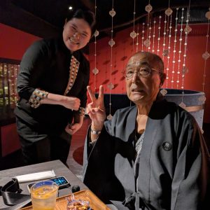 一人酒もいいもんだ
誰からも何も言われずに
美味しいお酒と肴
あぁ〜美味い