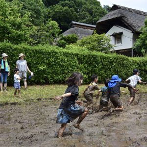 地元の郷土生活館で開催された田づくりイベント。そのお楽しみは子供たちの泥んこレース。はしゃぐ子供も見つめる親も「しあわせ」まみれになる瞬間です。